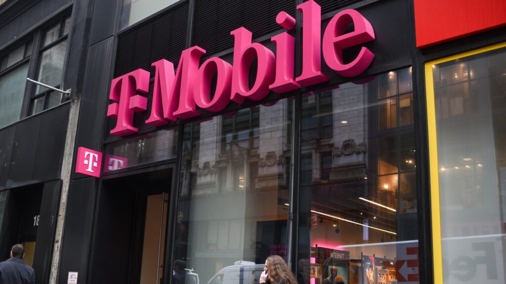 This tech stock is flashing signs it’s ready to roll over. How to profit if it does