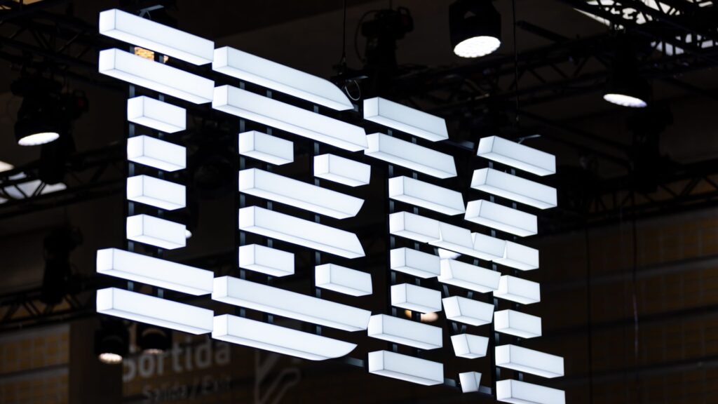 An original tech giant is beating the market and pays a solid dividend