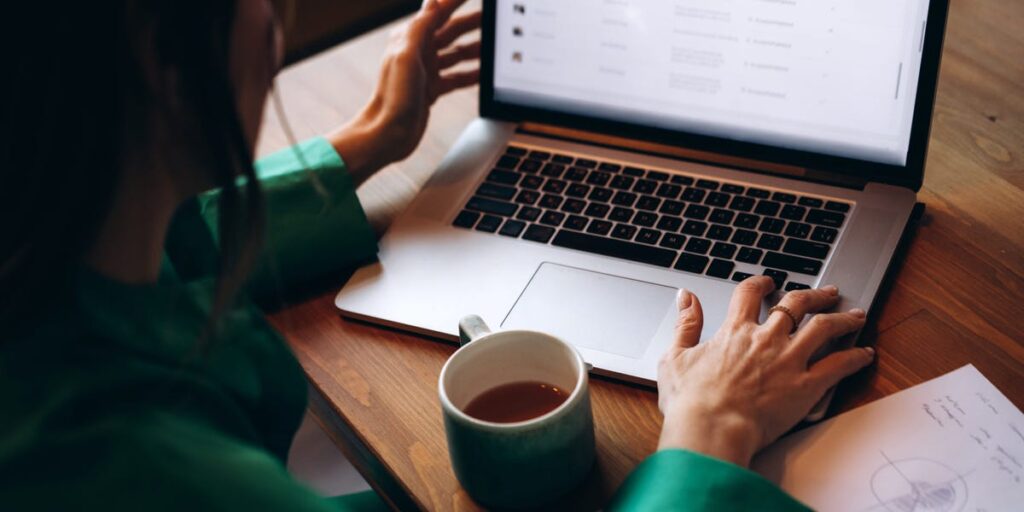 How to Reach Out to Old Connections on LinkedIn When Job Searching